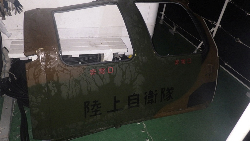 日本海上保安廳搜救人員，日前發現數個看似屬於直升機的碎片殘骸，包括一扇機門。路透