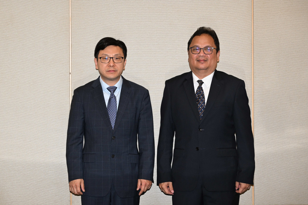 孙玉菡（左）昨日与署理印尼驻香港总领事Slamet Noegroho（右）会面。政府新闻处图片