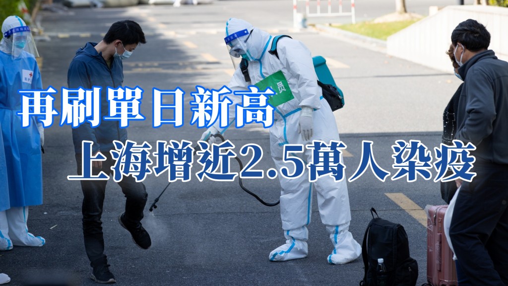 上海的工作人員為出院的康復者做消殺處理。新華社