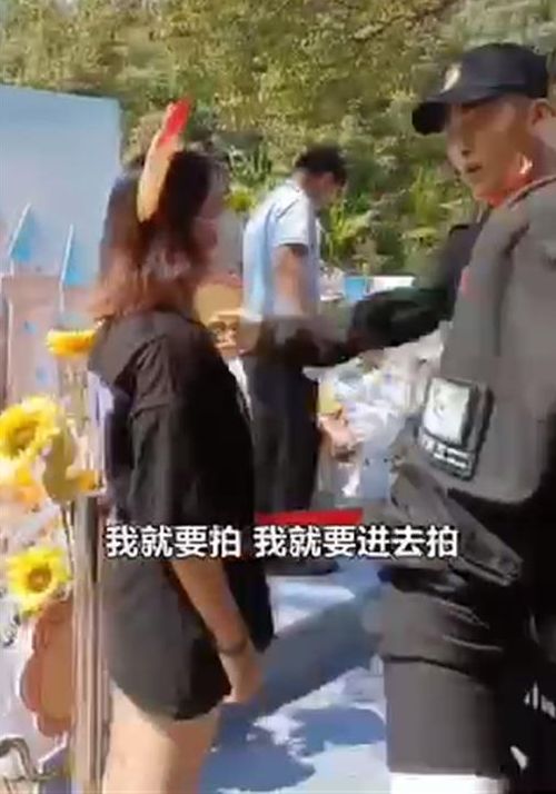 野蠻女被保安阻止。網圖