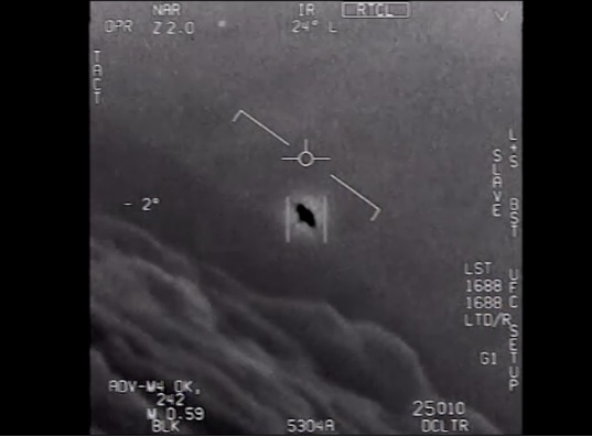 美国国防部曾公开短片，显示战机训练期间拍摄到的椭圆形发光飞行物体。 星岛资料图