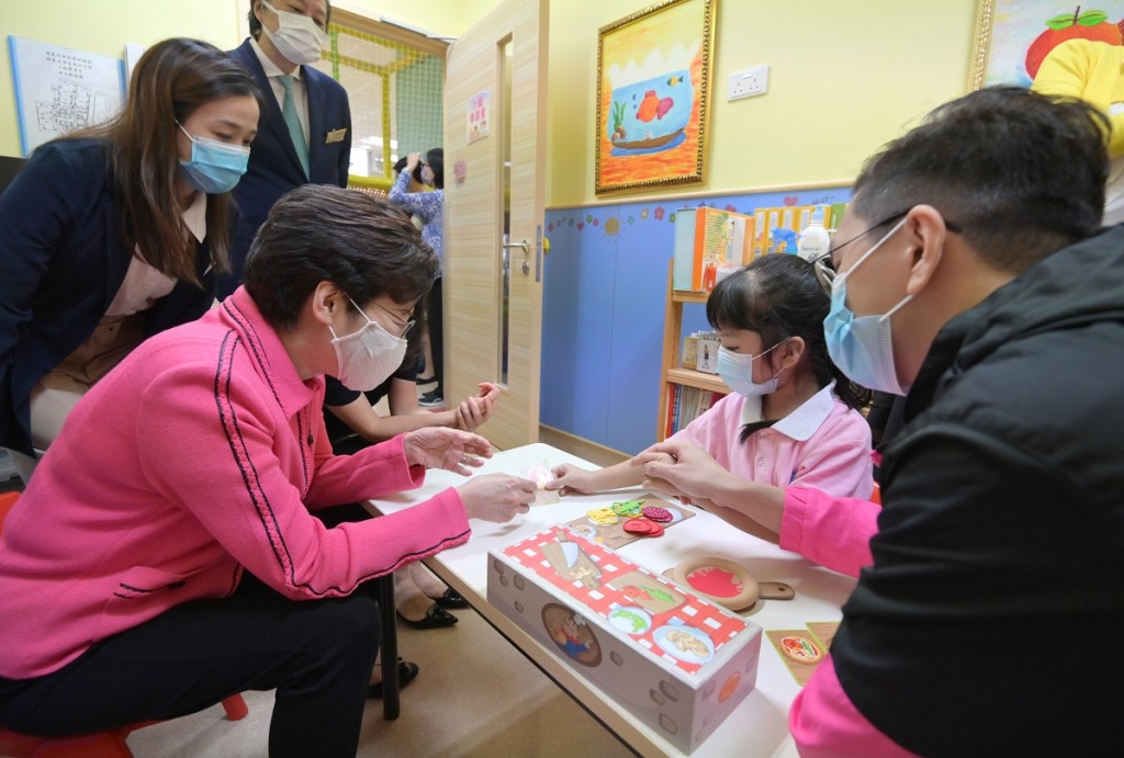 林鄭月娥到訪位保良局梁安琪幼稚園暨幼兒園,了解學校為有特別學習需要的幼童提供的服務。新聞處圖片