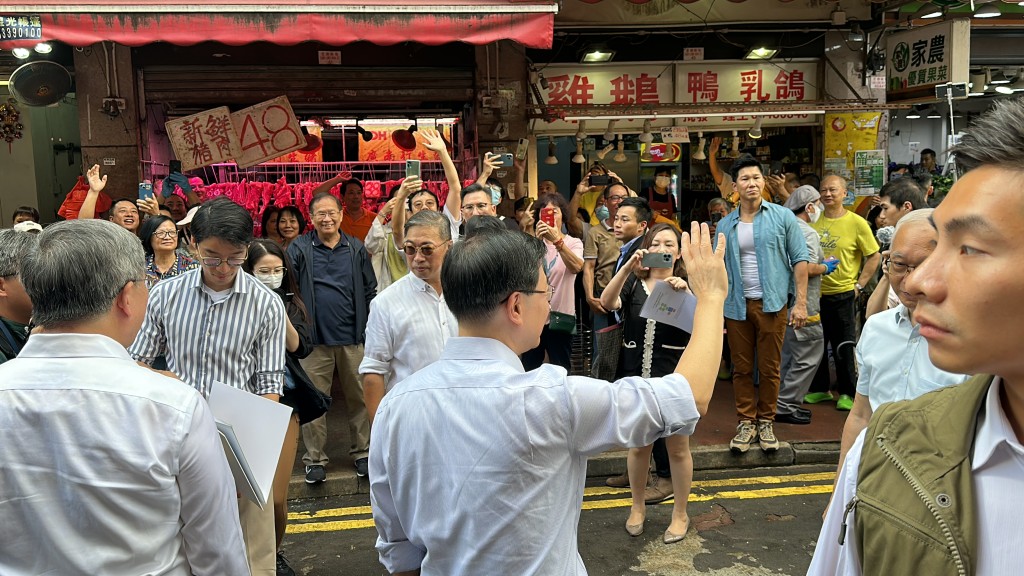 有市民在李家超到场时在马路旁欢呼，夹道欢迎特首。刘汉权摄