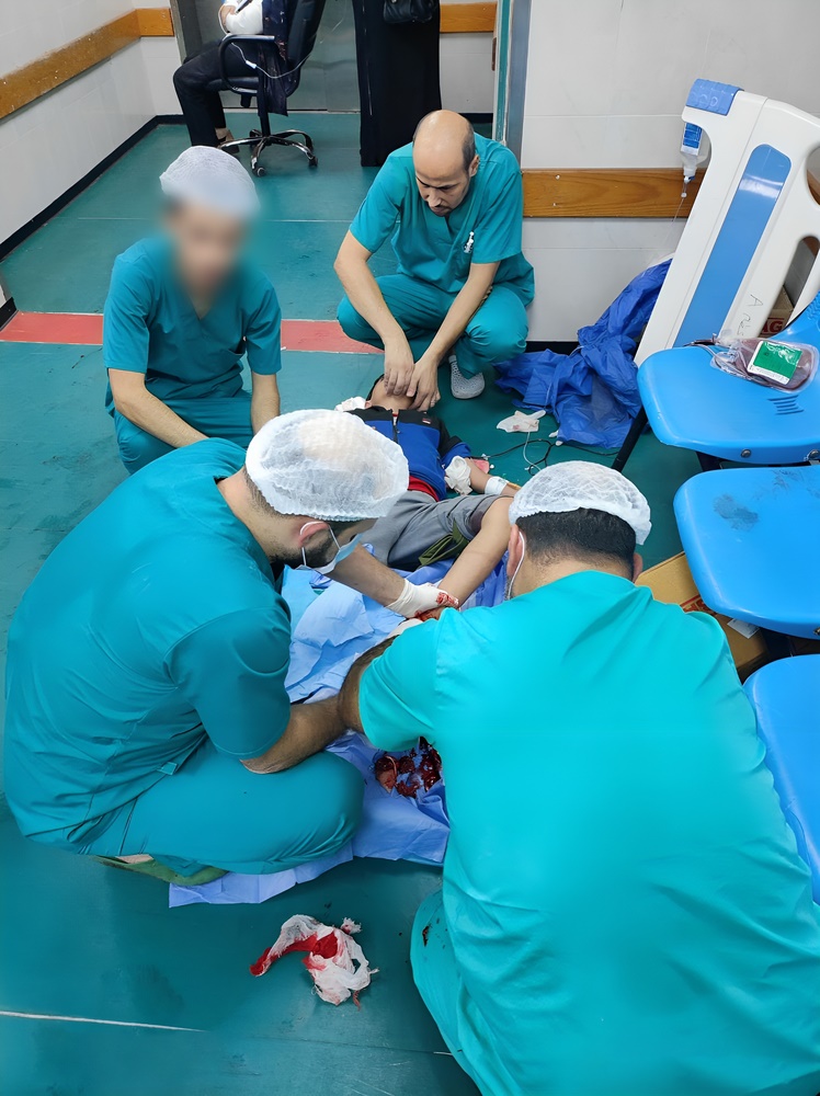 由於手術室爆滿，醫生被迫在醫院走廊的地板上，為一名9歲的受傷男孩進行截肢手術。©無國界醫生