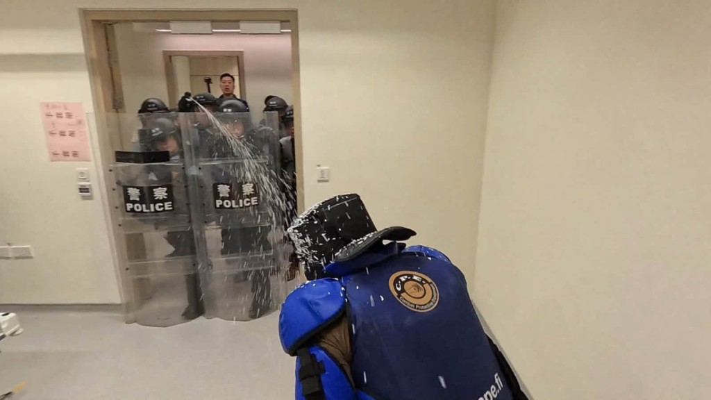 演習模擬應對一名有暴力傾向的精神紊亂人士。FB:香港警察 演習模擬應對一名有暴力傾向的精神紊亂人士。FB:香港警察