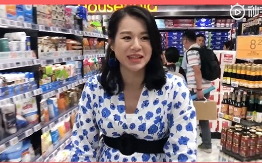 胡杏兒腹大便便行超市。