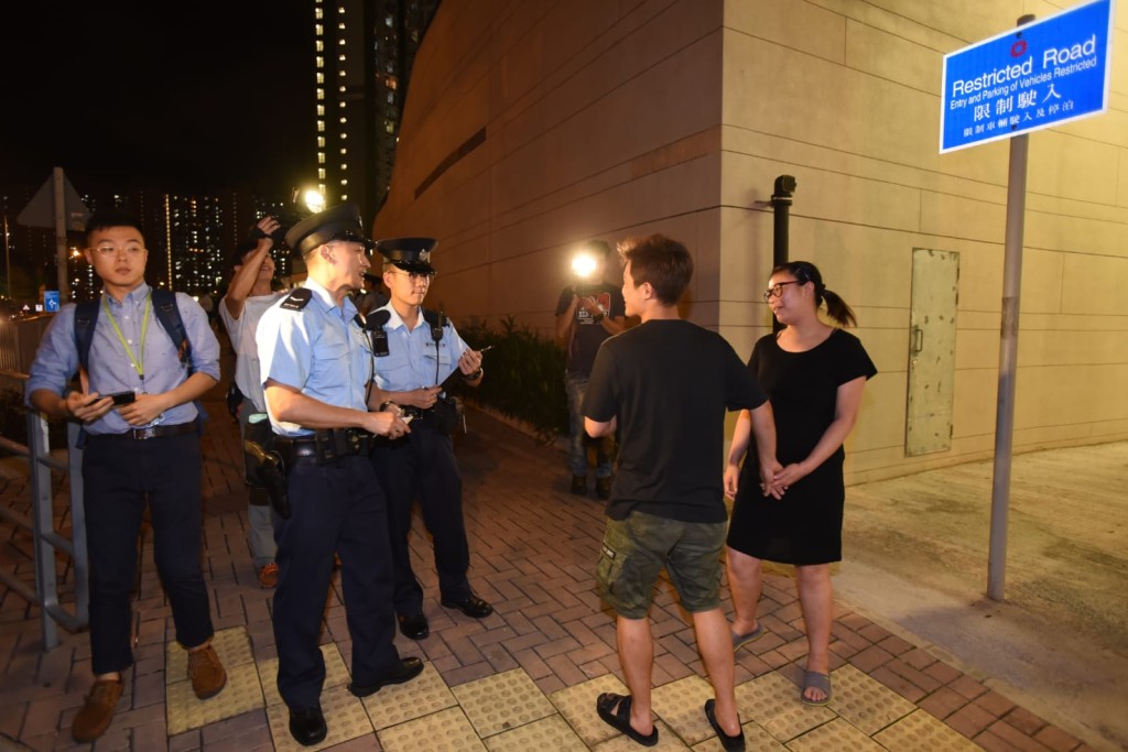 警方重案組向居民進行問卷調查