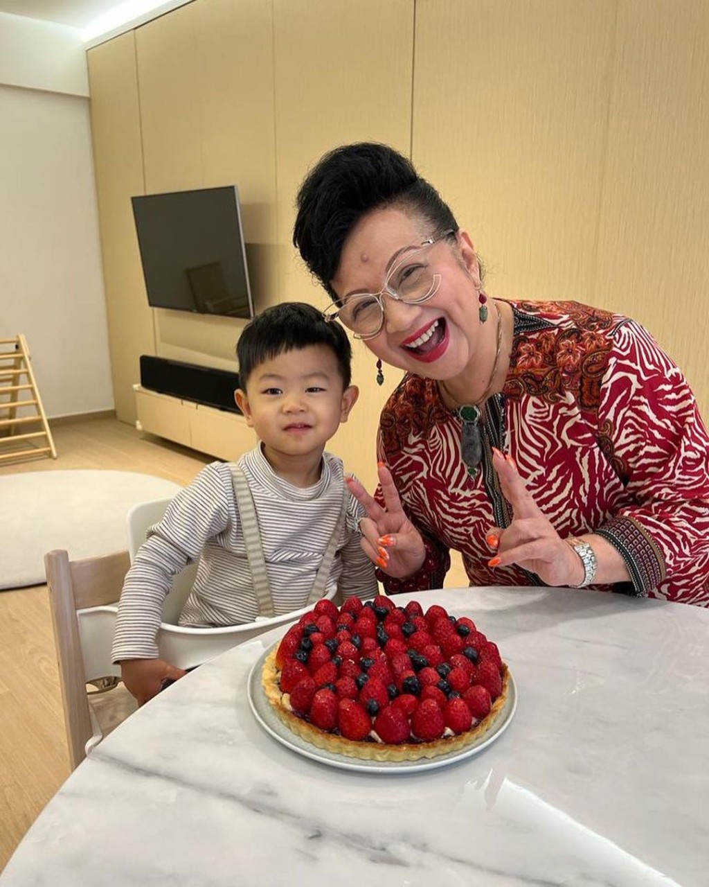 薛家燕今年过73岁生日，孙仔Julian更亲自整蛋糕庆祝，𠱁到嫲嫲笑到见牙唔见眼。
