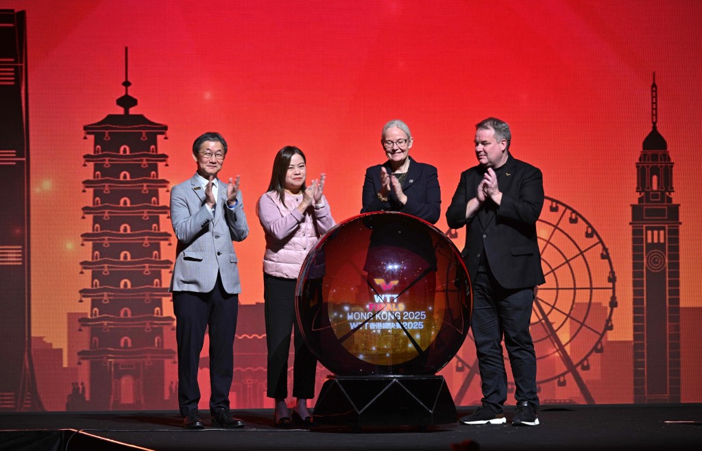 文體旅局長羅淑佩(左) 晚上率先主持啟動禮。蘇正謙攝 文體旅局長羅淑佩(左) 晚上率先主持啟動禮。蘇正謙攝