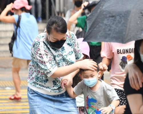 下午驟雨減少。
