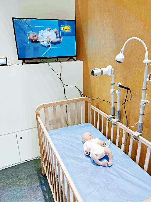 CMOS熱成像鏡頭可持續追蹤嬰兒的體溫，當發現體溫持續異常，就會自動發出警告。
