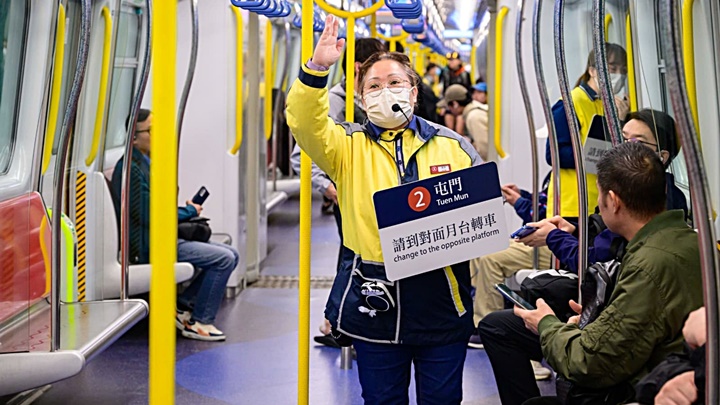 港鐵加派職員提示乘客留意特別服務安排。 