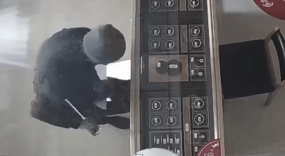 畢某撬開大門行竊。央視新聞