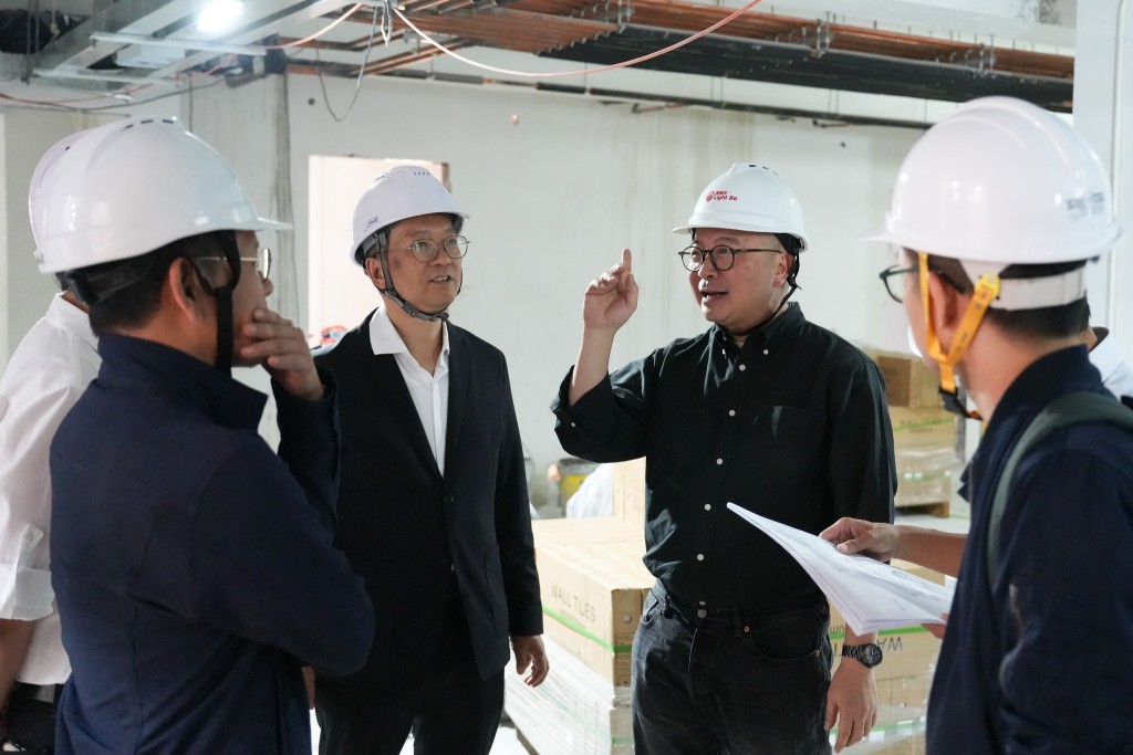 房屋局副局長戴尚誠早前就去視察位於油塘的過渡性房屋項目「光廈」的改建進展。何永賢FB