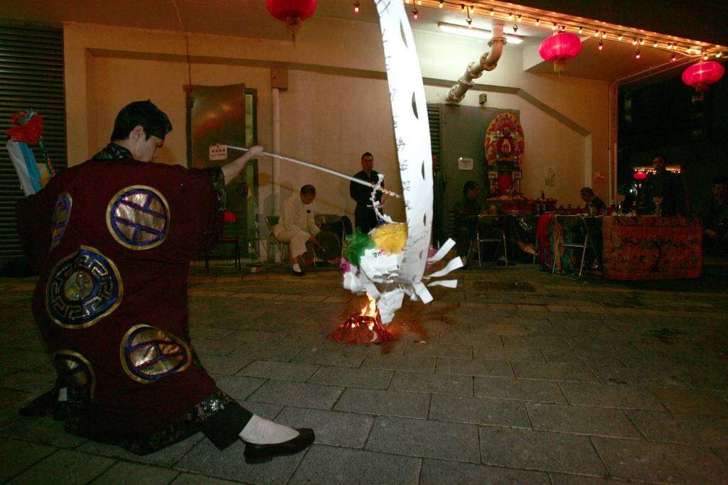 2010年馬鞍山耀安邨雙屍案後，亦有進行破「破地獄」儀式超渡死者。資料圖片