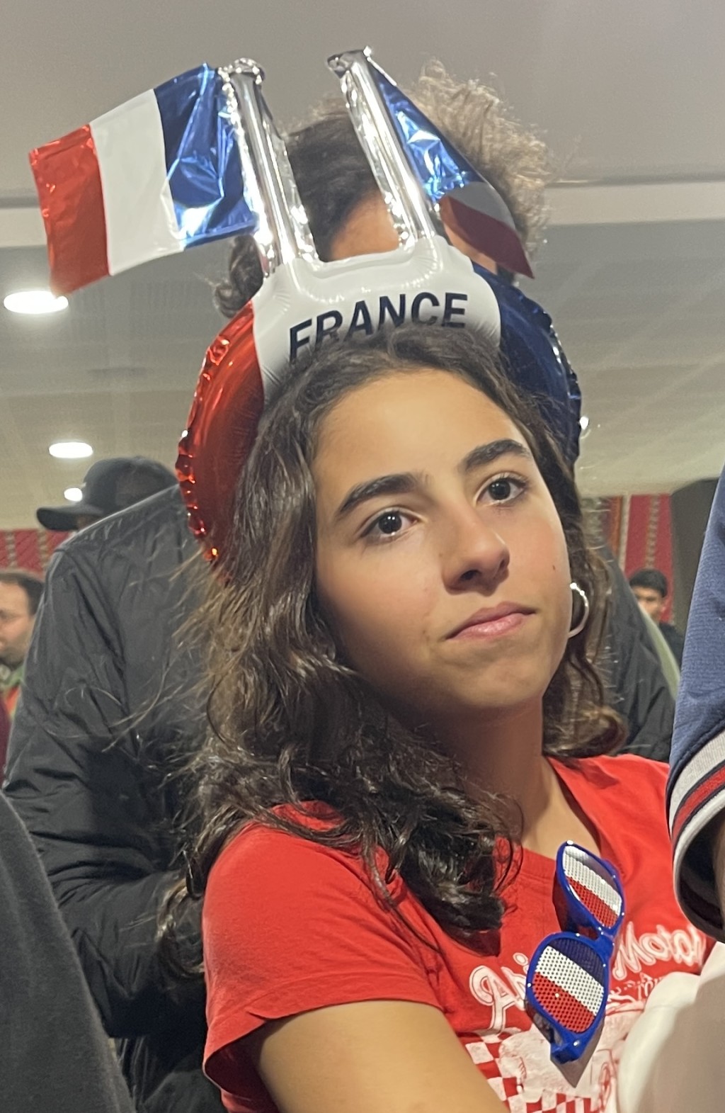 美女少入場撐法國隊。