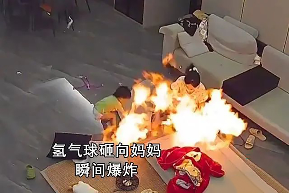 氫氣球碰到了正在開啟的吹風機,瞬間燃爆。