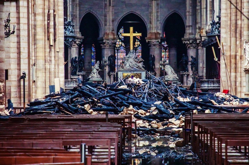 火灾对巴黎圣母院造成严重破坏。