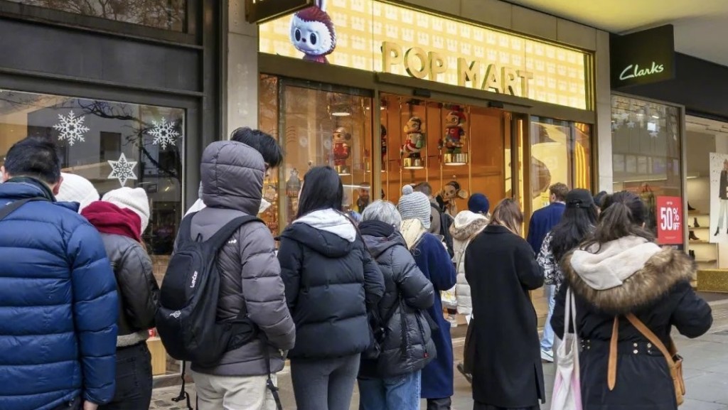 世界各地的POP MART門店都排起長龍。 央視新聞 世界各地的POP MART門店都排起長龍。 央視新聞