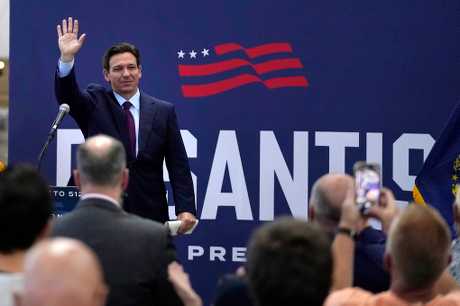 德桑蒂斯在新罕布什尔举行竞选集会，向支持者挥手。美联社
