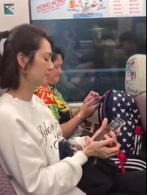 有網民拍到洪欣疑似獨自在車上落淚。網圖