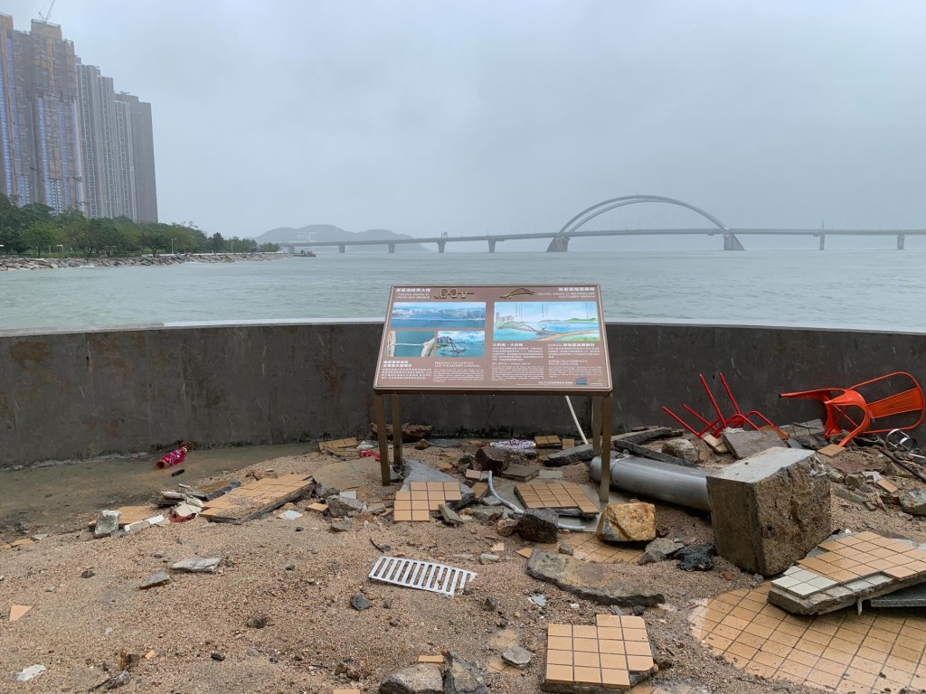 將軍澳海濱長廊受損。