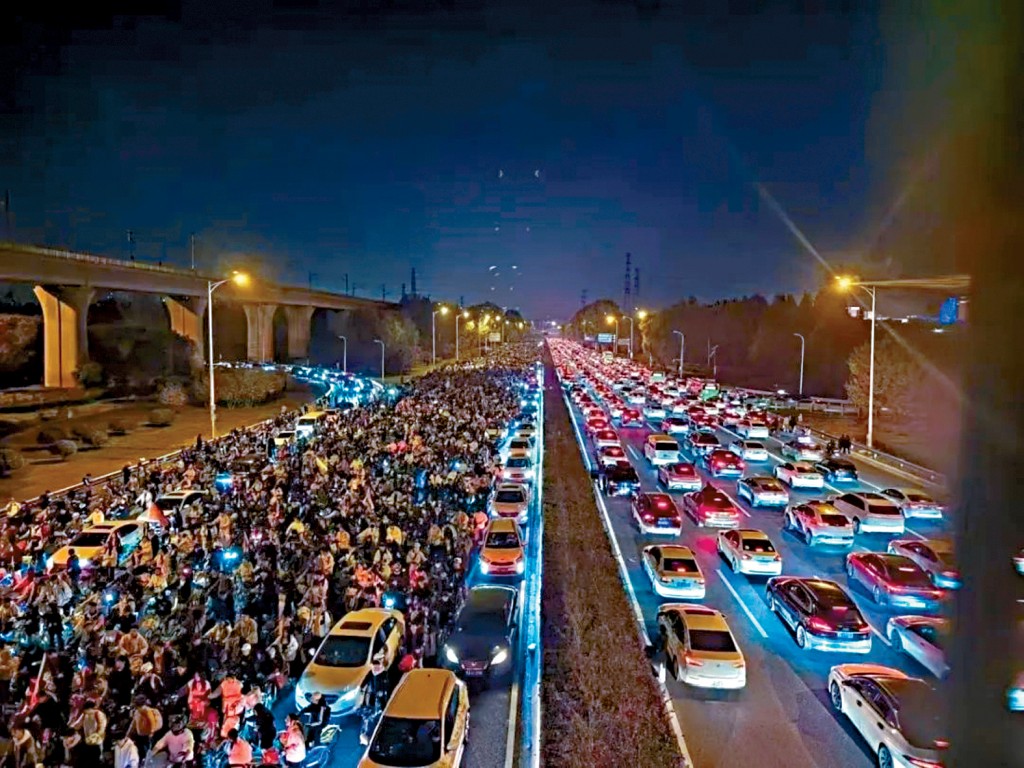 大批车队堵塞交通，绵延数十公里。