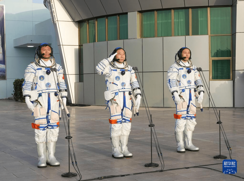 神舟十六号载人飞行任务太空人出征仪式在酒泉卫星发射中心问天阁圆梦园广场举行。新华社