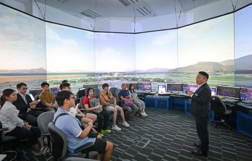 職業開放日設有空管塔台模擬器示範環節，讓學生體驗航空交通管制主任在空管塔台的工作情況。