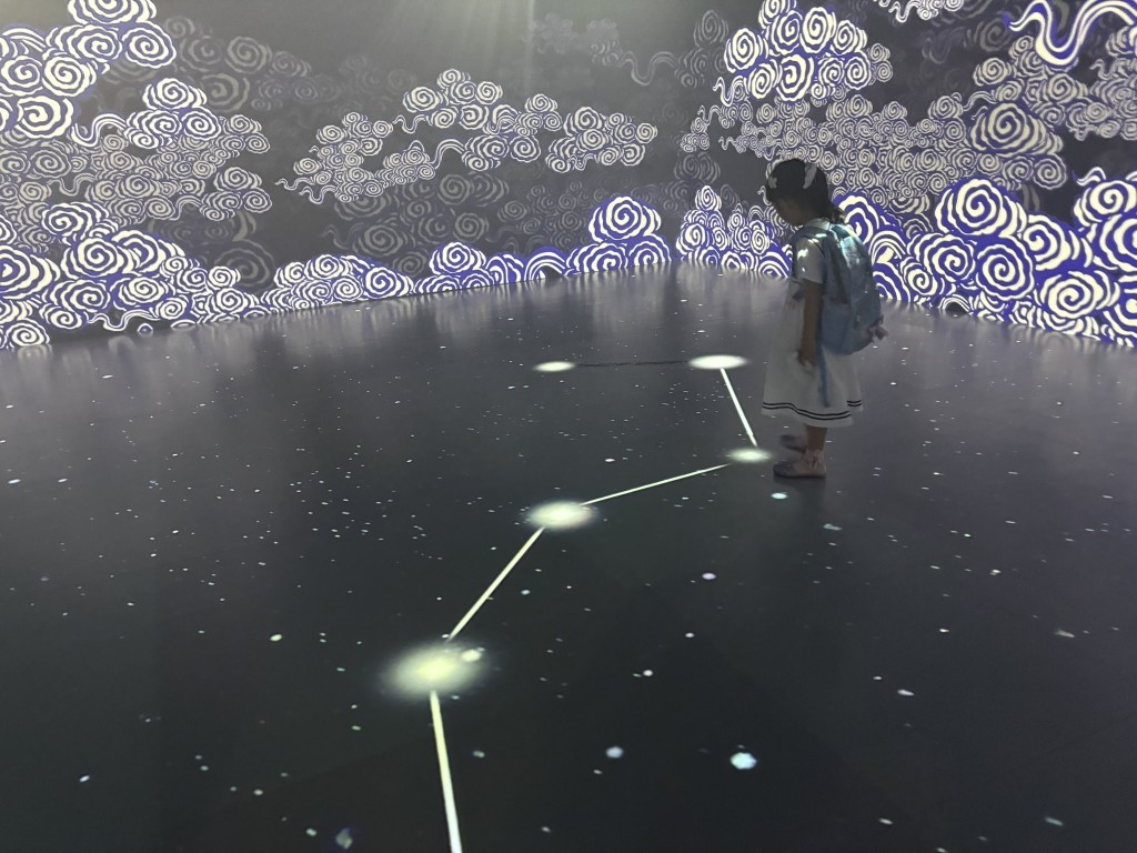 展覽中充滿互動元素，如北斗星伴隨腳步連成一線。（圖片來源：《親子王》）