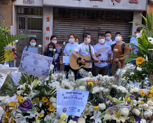 基督教團體唱聖詩悼念死者。