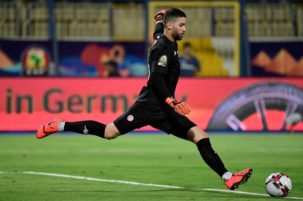 当取得皮球后，门将要在5秒内开龙门球，否则失去球权。法新社