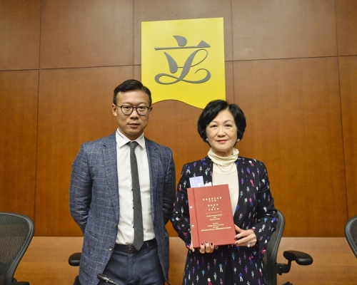 立法會高鐵一地兩檢委員會主席葉劉淑儀(右)及副主席張國鈞(左)。