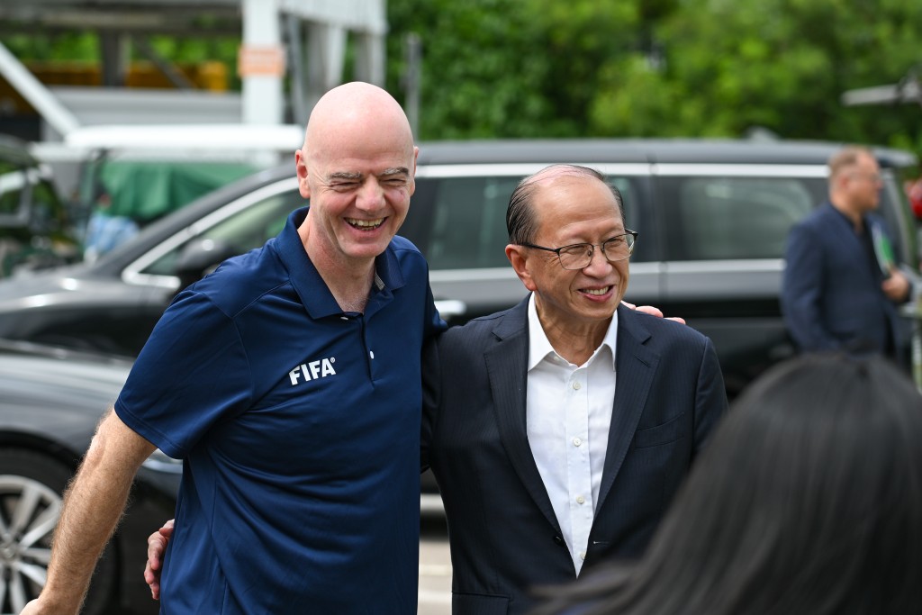 FIFA主席恩芬天奴(Giorgio Infantino)与中国香港足球总会会长贝均奇。摄影：魏国谦