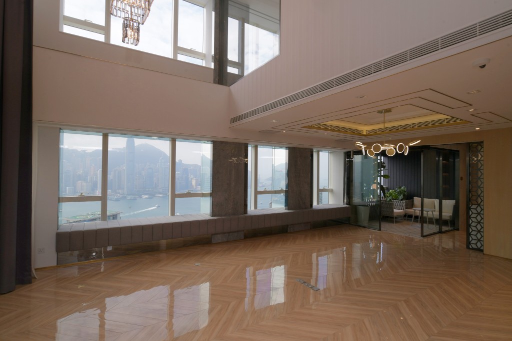 大廳採大量玻璃元素設計，進一步擴闊室內空間感。