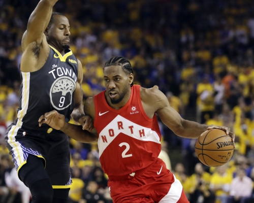 李安纳(右)刚季率速龙历史性封王，还当选总决赛MVP。AP