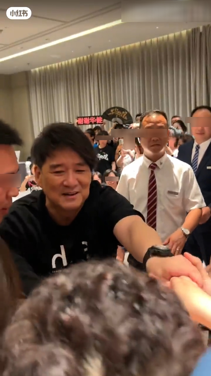 周华健与歌迷逐一握手。