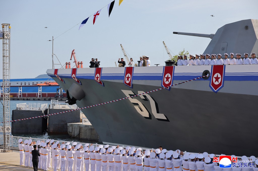 北韓新型「崔賢」驅逐艦經修復後，舉行下水儀式。路