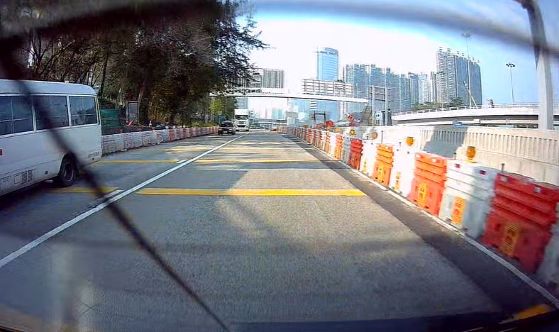 夾斗車翻側路上。fb 車cam L（香港群組）  Yuk Wong