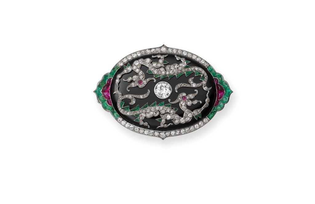 法國高級訂製時裝行業的首批女設計師之一珍妮．派昆（1869–1936年）於1920年獲贈飾有中國傳統紋樣「雙龍戲珠」的卡地亞胸針。