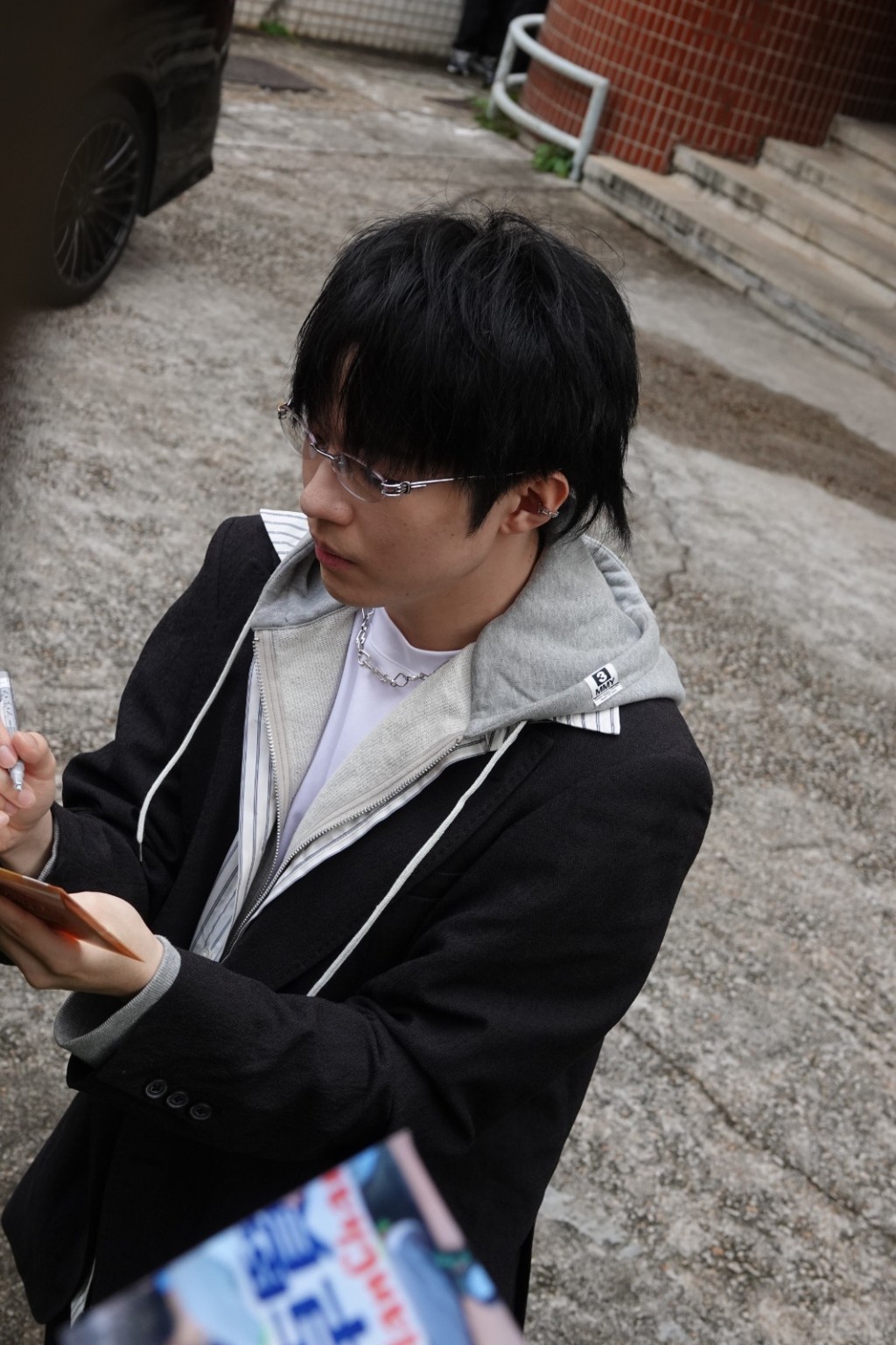 Ian為fans簽名。