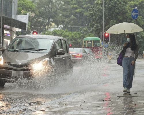10月8日天文台錄得的雨量更達329.7毫米，是10月份月總雨量正常值120.3毫米的兩倍以上，亦是10月份日雨量的最高紀錄。資料圖片