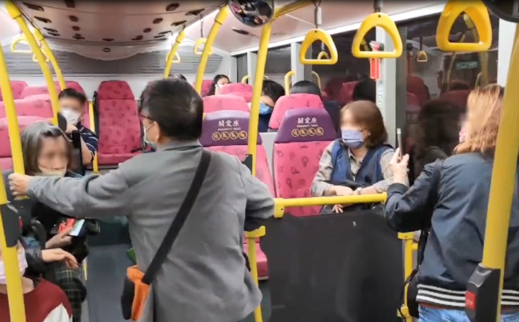 有男乘客站在兩女中間，避免兩女動武。網上片段
