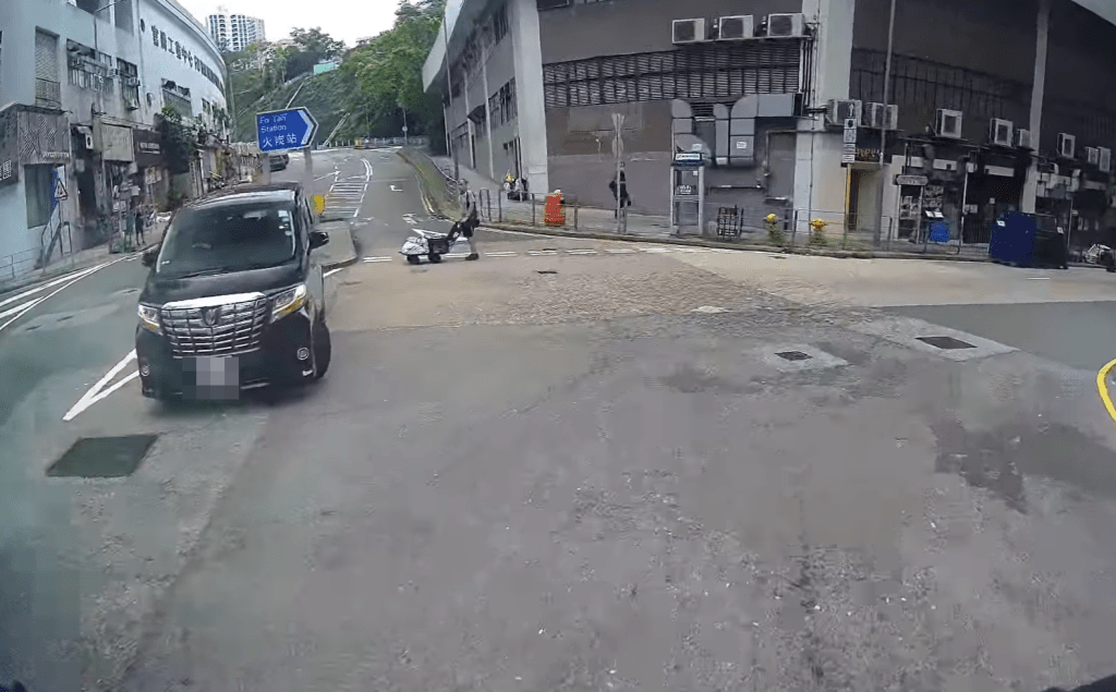 七人車倒後釀路給對頭車。fb：車cam L（香港群組）