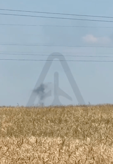 從網上影片可見，飛機在撞擊時爆炸，一股黑煙隨之升起。