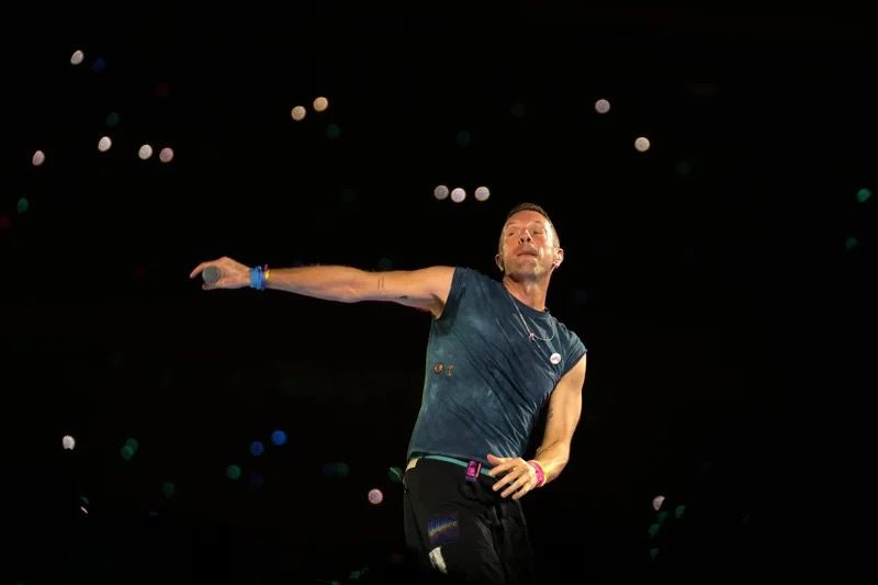 Coldplay日前在倫敦開騷,有fans舉牌表示要求婚。 Coldplay日前在倫敦開騷,有fans舉牌表示要求婚。