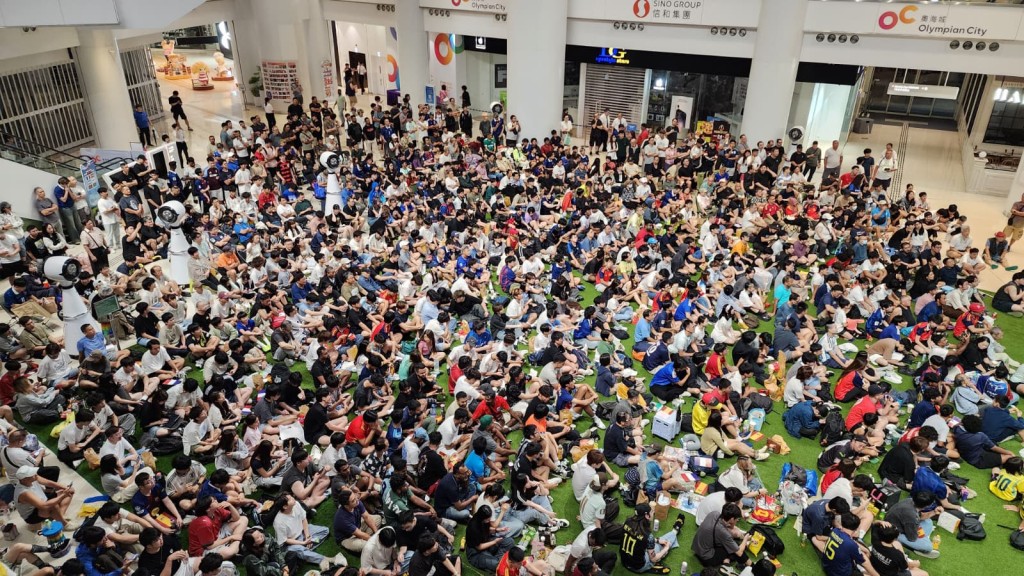 不少球迷身穿法國及西班牙球衣到場，亦有人帶同國旗及打氣物品。黎志偉攝