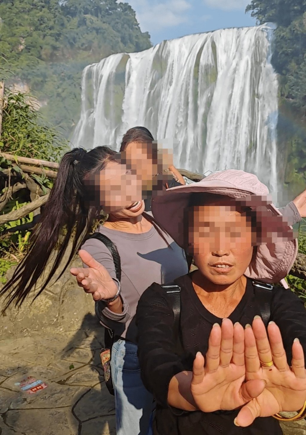 大媽阻止遊客用相機拍照。