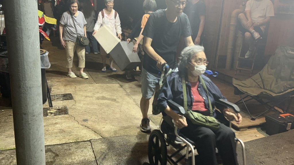 事件中約300名居民自行或在協助下疏散,起火原因仍在調查。蔡楚輝攝 事件中約300名居民自行或在協助下疏散,起火原因仍在調查。蔡楚輝攝