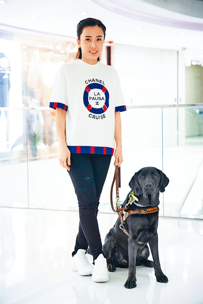 甘比大讚導盲犬非常聰明。